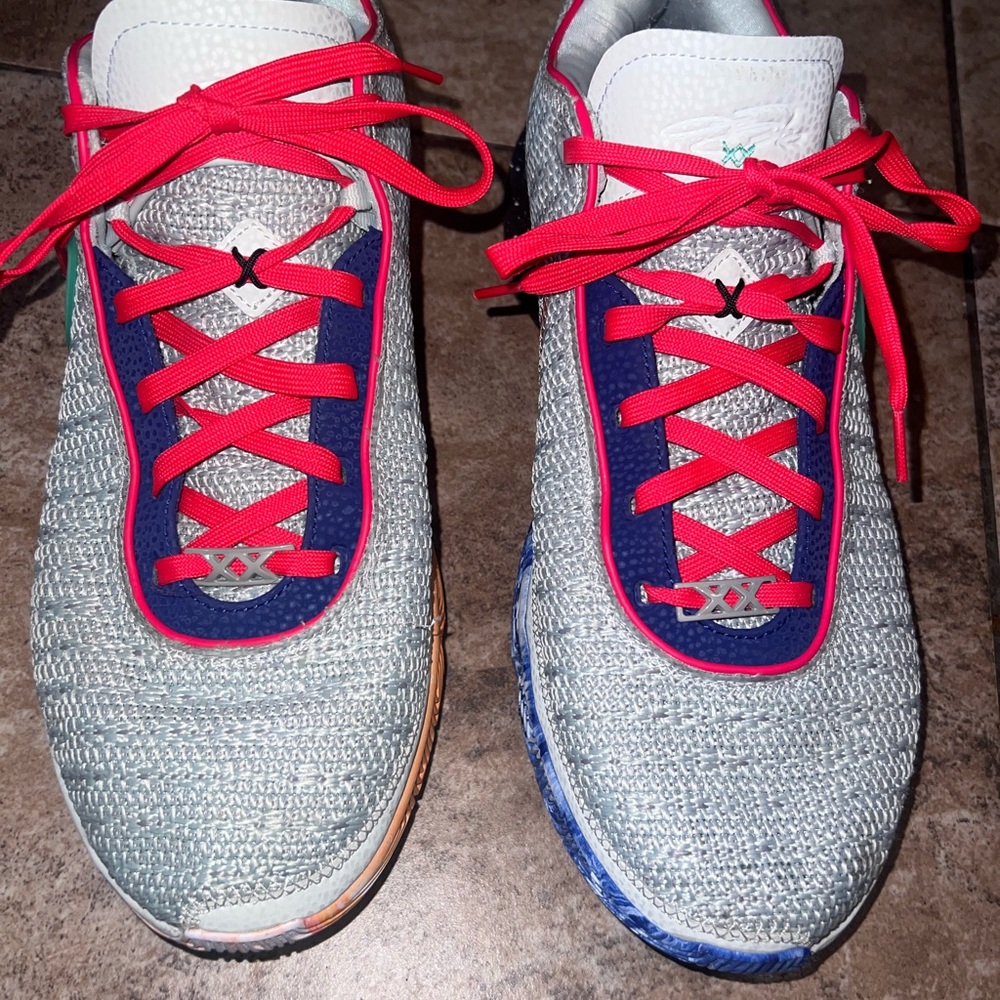 Men’s basketball shoe
